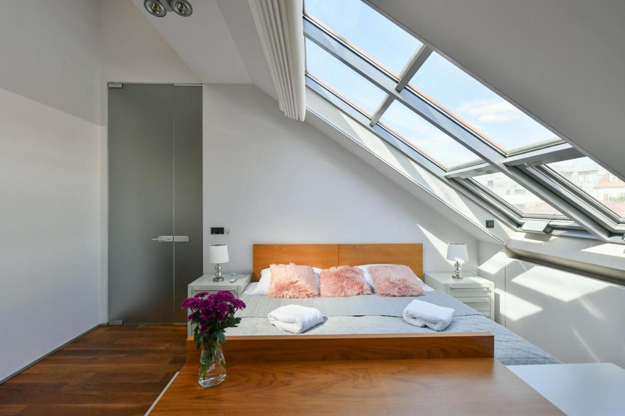 Luxury Central Penthouse With Sauna, Terrace, 250M2, 5Bdrm, 3Bthrm Прага Екстериор снимка