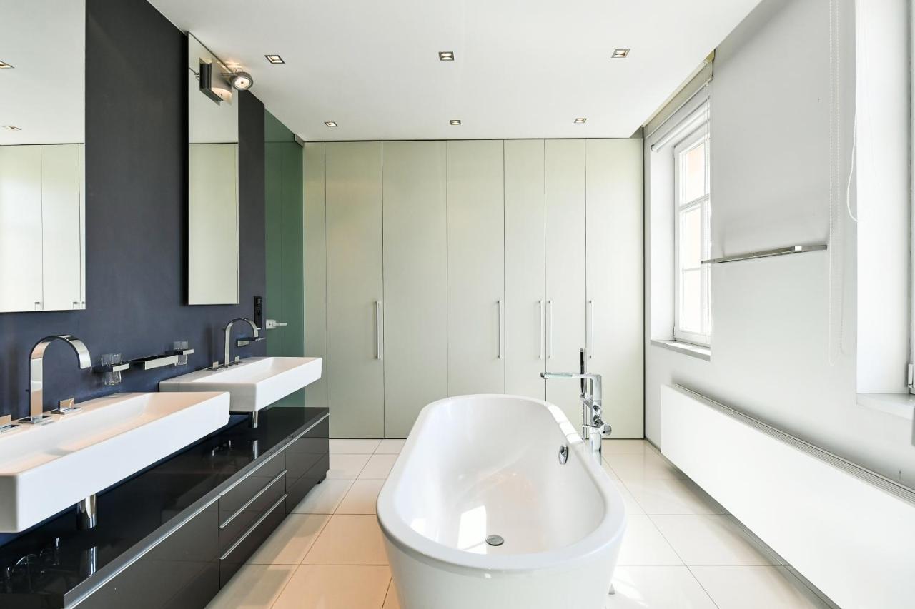 Luxury Central Penthouse With Sauna, Terrace, 250M2, 5Bdrm, 3Bthrm Прага Екстериор снимка