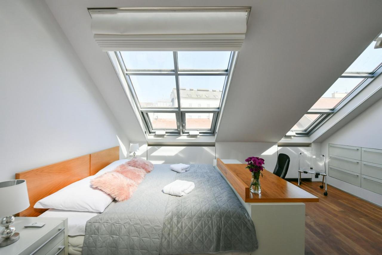 Luxury Central Penthouse With Sauna, Terrace, 250M2, 5Bdrm, 3Bthrm Прага Екстериор снимка