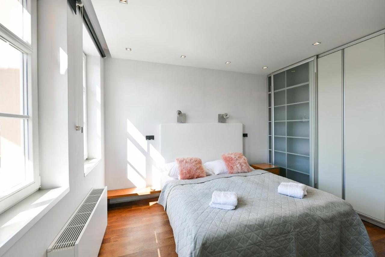 Luxury Central Penthouse With Sauna, Terrace, 250M2, 5Bdrm, 3Bthrm Прага Екстериор снимка