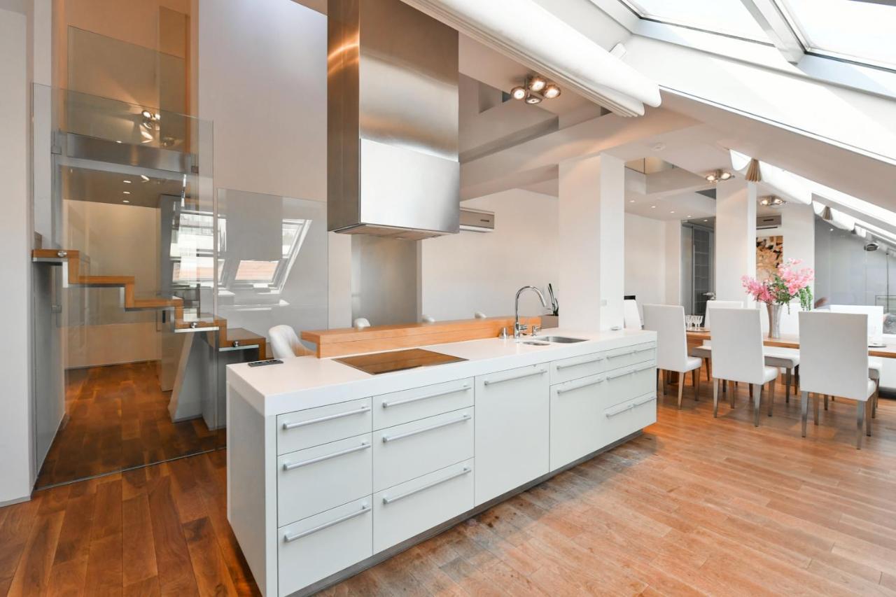 Luxury Central Penthouse With Sauna, Terrace, 250M2, 5Bdrm, 3Bthrm Прага Екстериор снимка