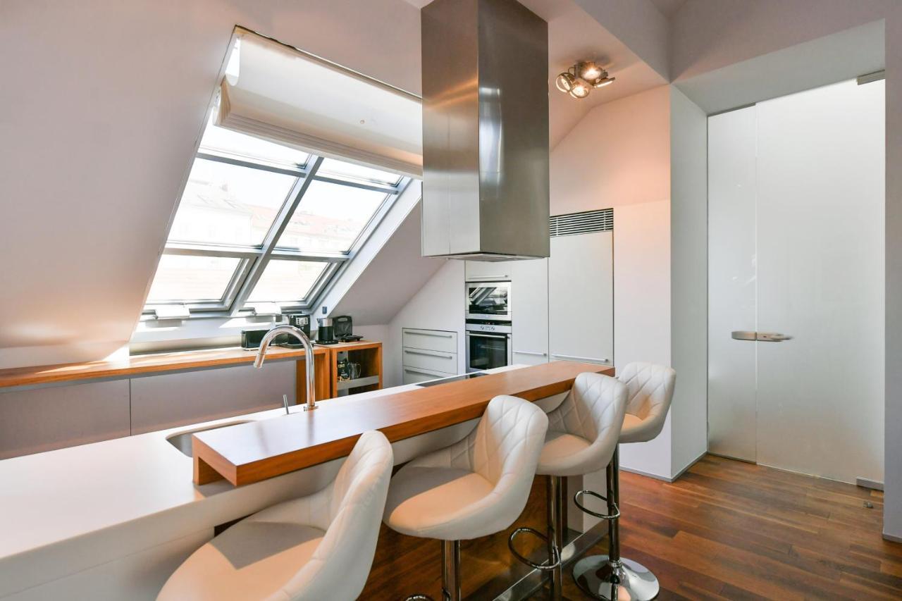 Luxury Central Penthouse With Sauna, Terrace, 250M2, 5Bdrm, 3Bthrm Прага Екстериор снимка