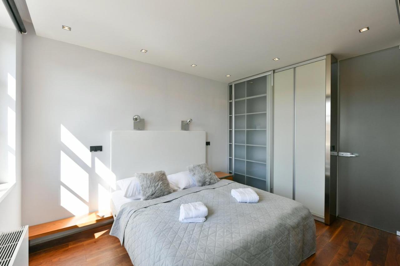 Luxury Central Penthouse With Sauna, Terrace, 250M2, 5Bdrm, 3Bthrm Прага Екстериор снимка