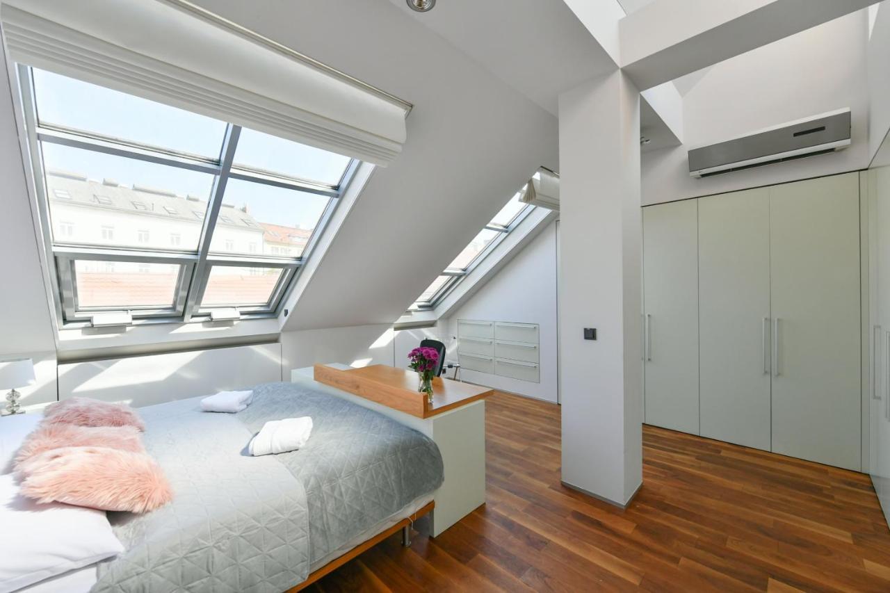 Luxury Central Penthouse With Sauna, Terrace, 250M2, 5Bdrm, 3Bthrm Прага Екстериор снимка