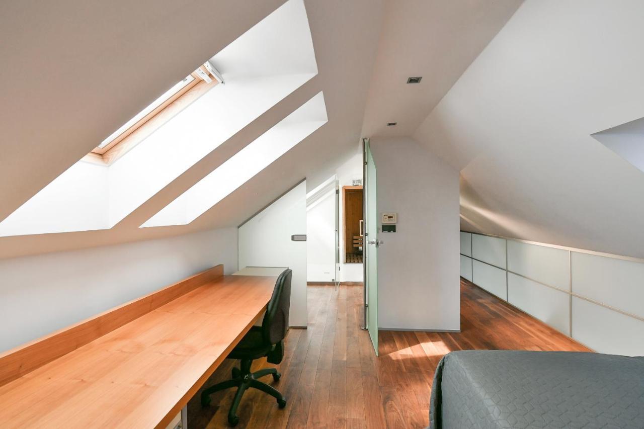 Luxury Central Penthouse With Sauna, Terrace, 250M2, 5Bdrm, 3Bthrm Прага Екстериор снимка